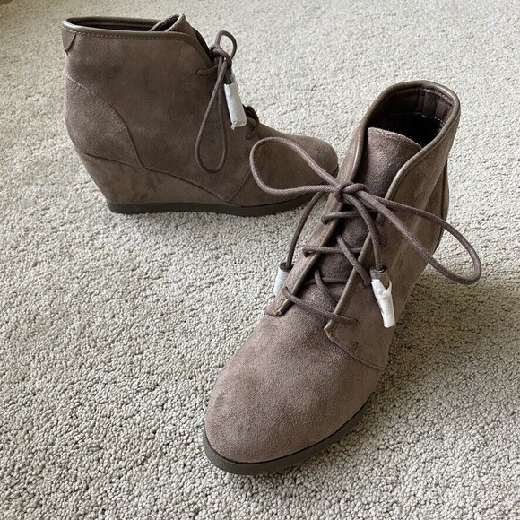 NEW Steve Madden Girl 9 Dallyy Taupe Faux Suede Lace Up Wedge Heel Ankle Boot - Picture 3 of 6